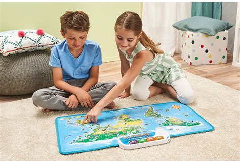 vaikai konstruoja pasaulio žemėlapį