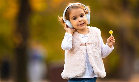 vaikas atsipalaidavęs klausosi raminančios muzikos