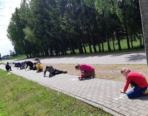 Vaikai piešiantys kreidelėmis ant asfalto