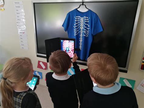 vaikai naudojasi edukacinėmis technologijomis