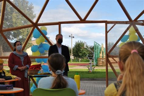 Lauko edukacinė erdvė su mini šiltnamiais ir tyrinėjimo zonomis