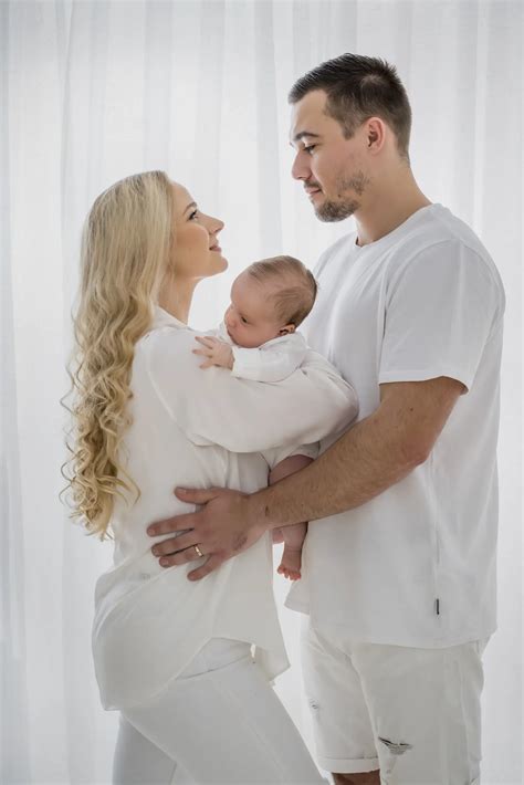 Niko Vujičičiaus dvynukių fotosesija baltoje aplinkoje