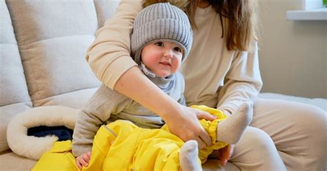 Tėvai su kūdikiu lauke vėsiu oru