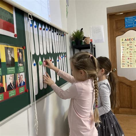 Pedagogai ir vaikai bendrauja žaidimų metu
