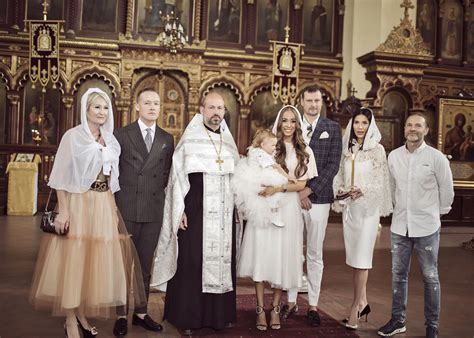 Vaikas panardintas į stačiatikių krikšto kupelę