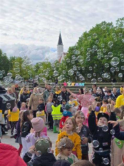 vaikų šventė su švytinčiomis suknelėmis