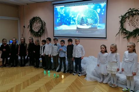 Darželio kiemas pasipuošęs šventei
