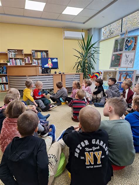 vaikas rūšiuoja spalvotas sagas į indelius edukacijos metu