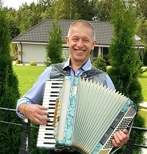 Tėvas ir vaikas groja gitara kartu