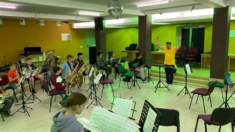 Vaikų orkestras, grojantis įvairiais instrumentais