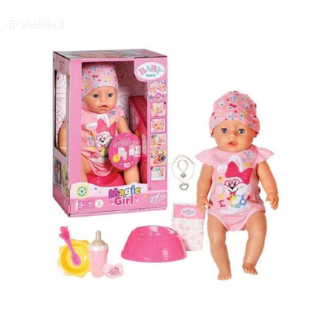 mergaitė žaidžianti su „Baby Born“ vežimėliu lauke