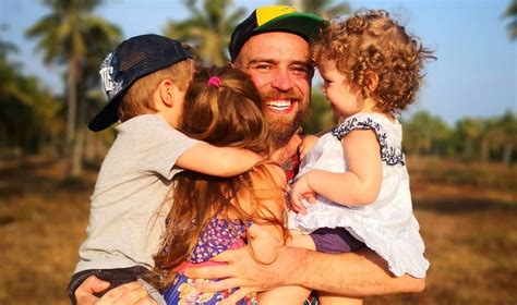 šeima atsisveikina su vaiku prie darželio durų