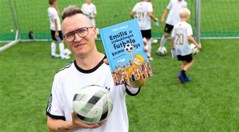 vaikas spardo futbolo kamuolį