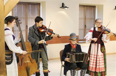 Vaikai groja tradiciniais instrumentais etnocentre
