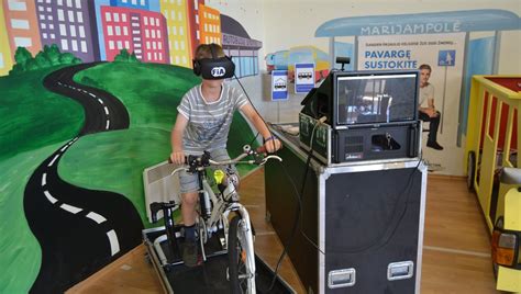 Vaikai stato medinį namelį virtualioje realybėje