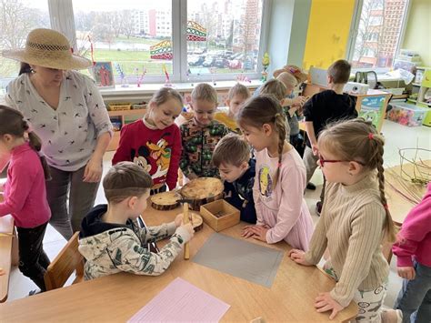 Vaikai, įsitraukę į edukacines veiklas darželyje