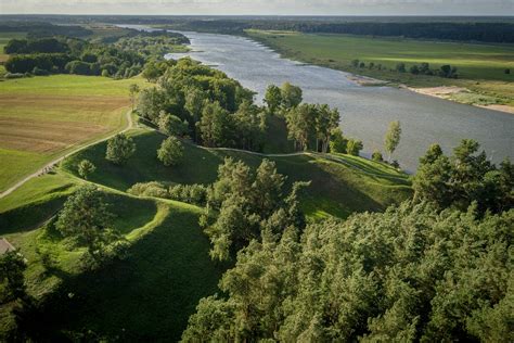 Sudargo piliakalnių panorama ir gamtos vaizdai