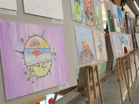 vaikų piešiniai pirštukais ant popieriaus