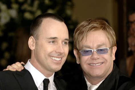 Eltonas Johnas su šeima