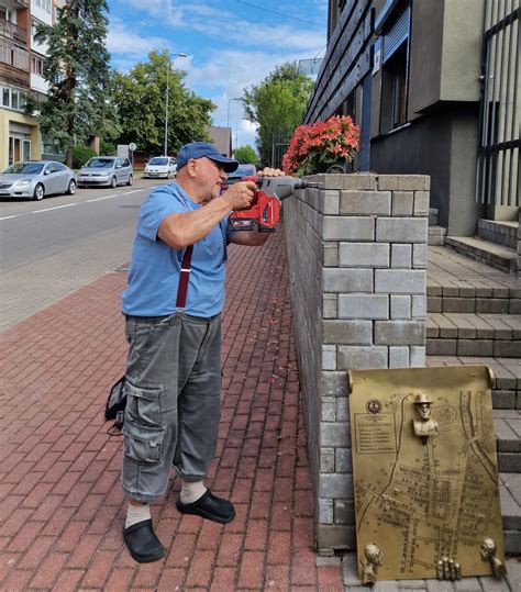 Skulptoriaus, dirbančio su metalo kalimo plaktuku, iliustracija