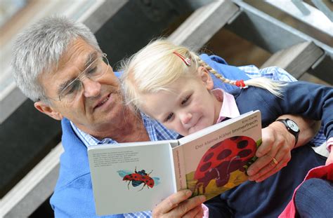 Tėtis skaito knygą dukrai