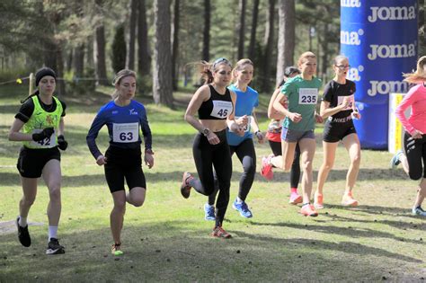 Žmonės sportuojantys lauke