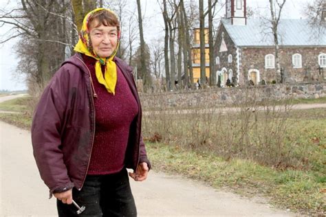 Moteris atliekanti alpinisto pratimą