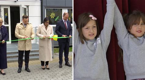 Vaikai mokosi sukonstruoti bokštą