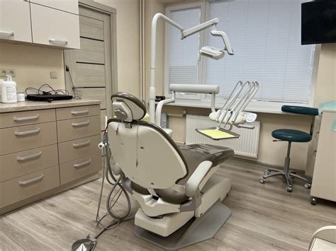 vaikų odontologijos kabinetas su žaisminga aplinka