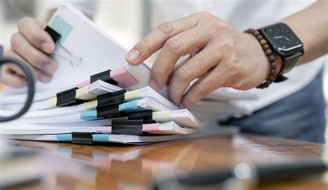 Mokytojas ruošiasi pamokoms, dokumentai ant stalo