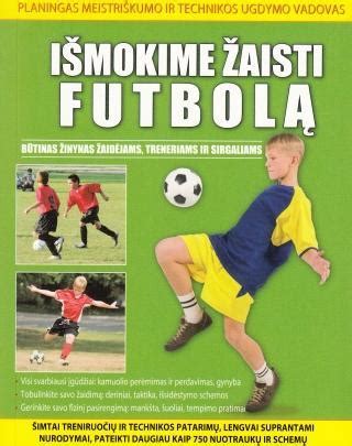 Tėtis mokantis sūnų žaisti futbolą