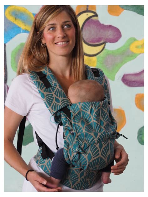 mama su kūdikiu ergonomiškoje nešioklėje