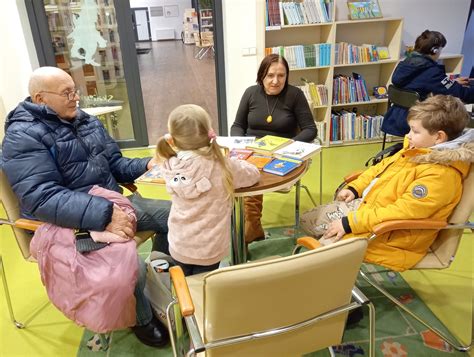 auklė su dvynukais parke