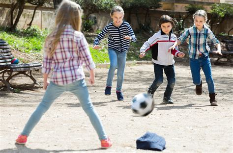 Vaikai, žaidžiantys „Futboliuką“