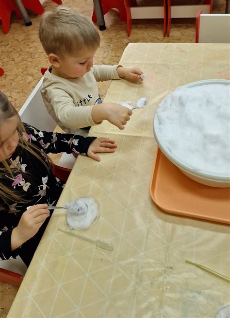 mokytoja stebi vaikų grupinį darbą