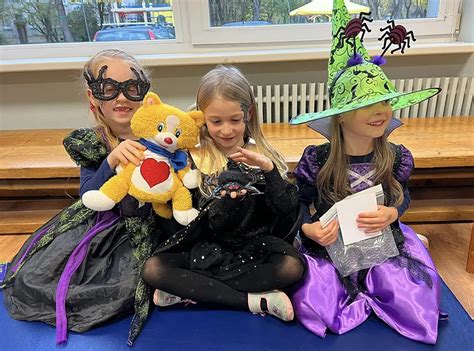 Vaikai mokosi anglų kalbos su katinėliu Kenny ir kortelėmis