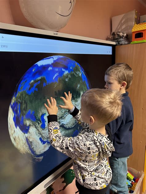 Vaikai naudojasi interaktyvia lenta darželyje