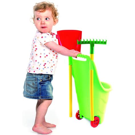 vaikas su sodo įrankiais