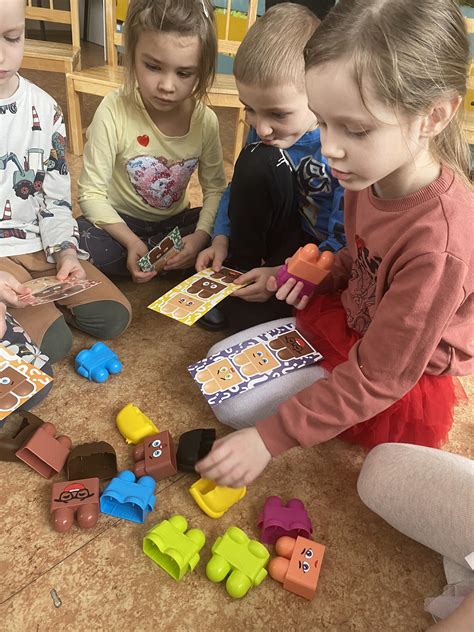 vaikai užsiimantys edukacine veikla