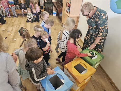 vaikai dalyvaujantys edukaciniame žaidime apie rūšiavimą