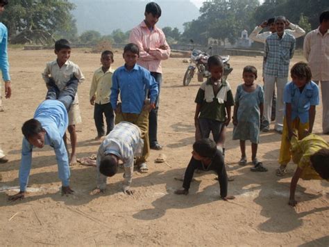 Indijos vaikai žaidžia