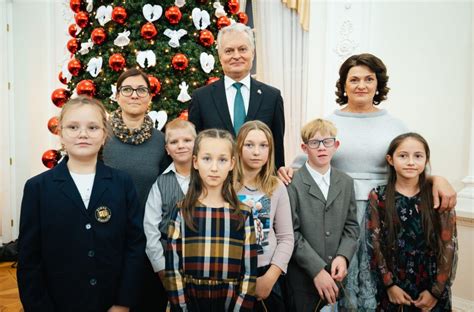 Vaikai Kalėdų šventėje su tėvais