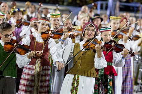 Vaikai, dainuojantys liaudies dainas su tautiniais kostiumais