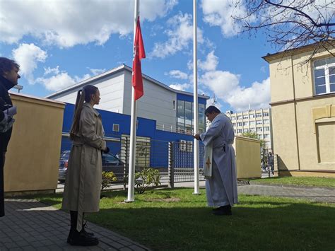 Varna su mokyklos simboliu