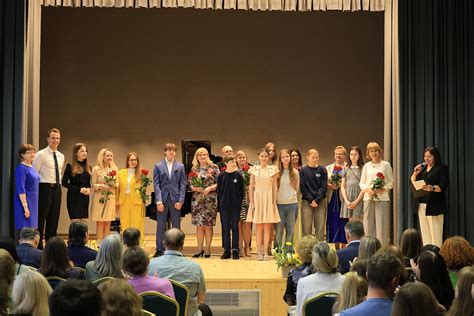 Mokiniai ir mokytojai bendroje šventėje