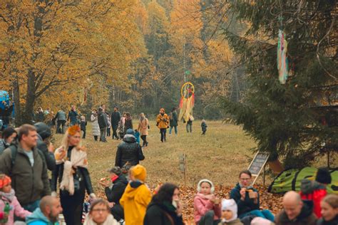 Vaikai linksmai tyrinėjantys istorinę vietą ar gamtos parką