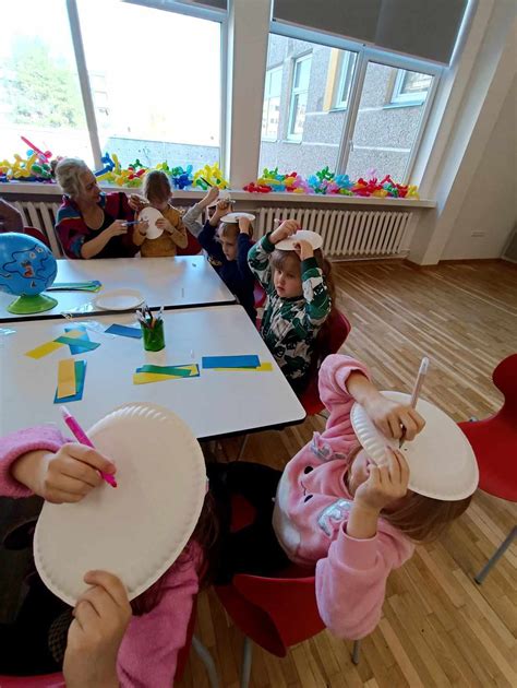 vaikai atlieka kūrybinę užduotį