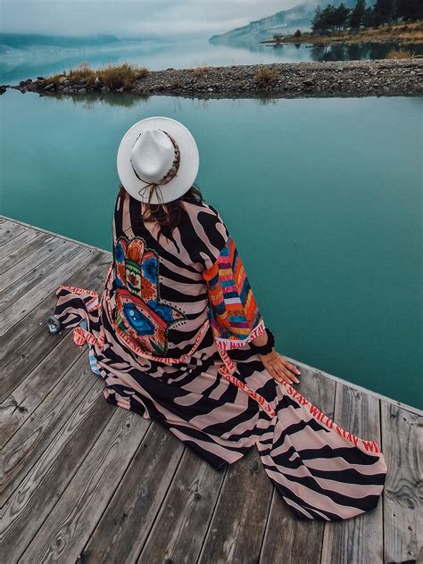 Nuotrauka, vaizduojanti dvi jaunas moteris, kurios galėtų būti Rovena ir Jarou, skirtingose aplinkose