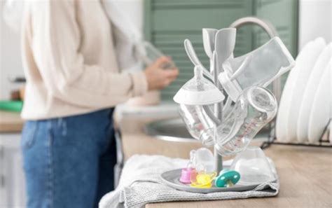 Pavyzdys, kaip plauti kūdikio buteliukus ir žindukus šepetėliais