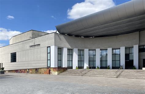 Alytaus miesto teatras su susirinkusiais dvyniais